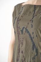 handbemaltes und schmales woll-stretch-kleid ohne ärmel