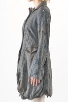 handbemalter und schmaler woll-mantel teilweise mit draht verstärkt