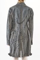 handbemalter und schmaler woll-mantel teilweise mit draht verstärkt