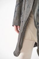 handbemalter und schmaler woll-mantel teilweise mit draht verstärkt