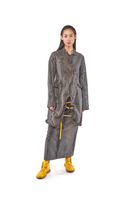 handbemalter und schmaler woll-mantel teilweise mit draht verstärkt