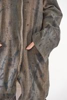 handbemalter und oversized karo-woll-mantel mit haken & schlingen