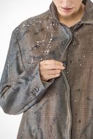 handbemalter und oversized karo-woll-mantel mit haken & schlingen