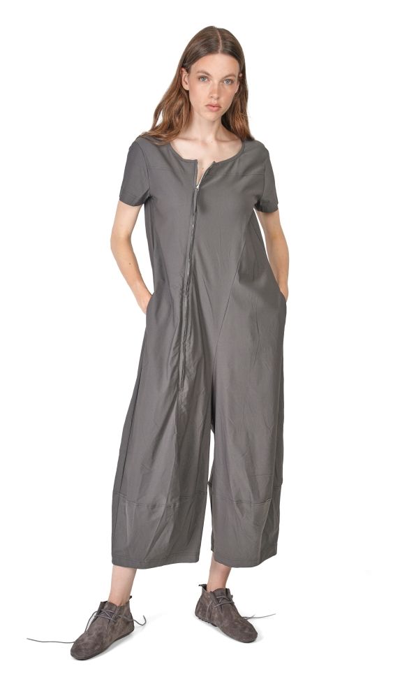 Graue Overalls mit Zipfel vorne, bequeme Schuhe, lässiger Look.