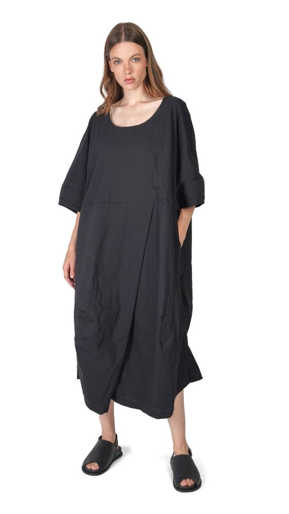 Schlichte schwarze oversized Tunika mit weitem Schnitt und flachem Schuh.