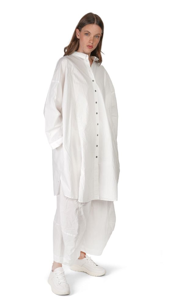 Weiße oversized Bluse mit weitem Rock und Sneakers, lässiger Look.