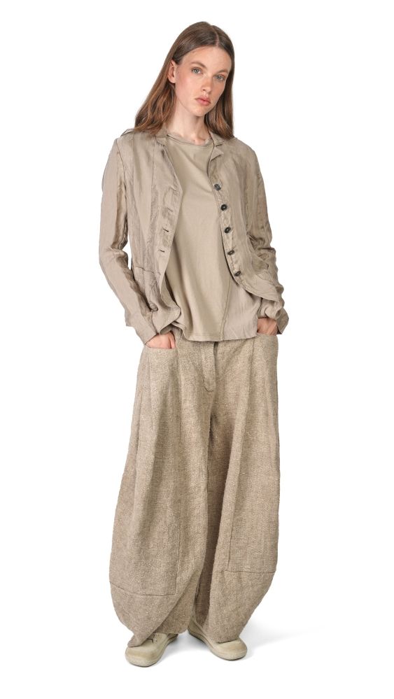 Vintage-Jacke mit Bluse und weiten Hosen, beige, lässiger Stil.