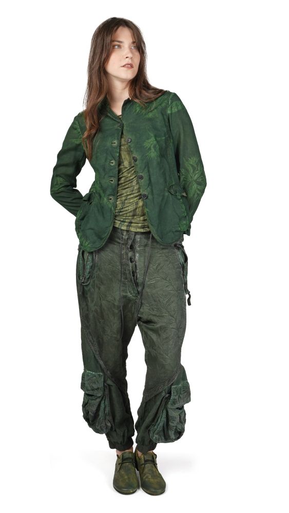 Person trägt abgewetzte, grüne Cargohose mit oversized Jacke und abgenutzten Schuhen.