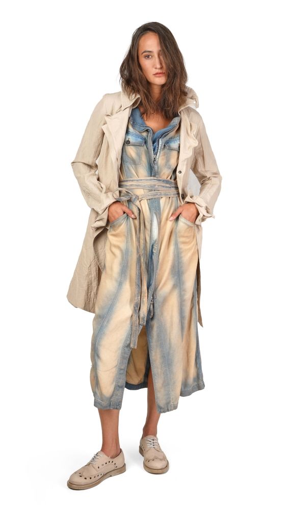 Frau trägt bequemen Denim-Kaftan mit Bluse und leichten Sneakern, lässiger Look.