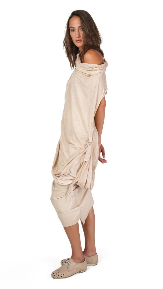 Frau trägt beiges, offenes Wickelkleid mit Sandaletten, elegant und locker.