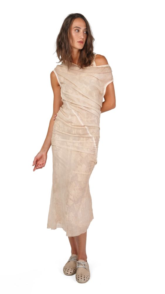Frau trägt langes, einfarbiges, durchsichtiges Wickelkleid mit Off-Shoulder-Schnitt und bequemen Sandalen.