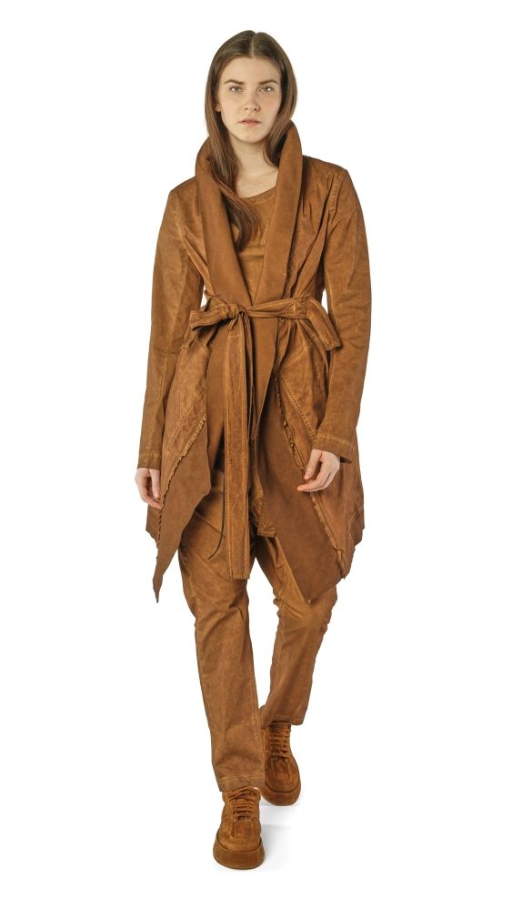 Frau trägt braunen oversized Sueden-Mantel mit weitem Schnitt und passende Hose, stilvoll kombiniert.