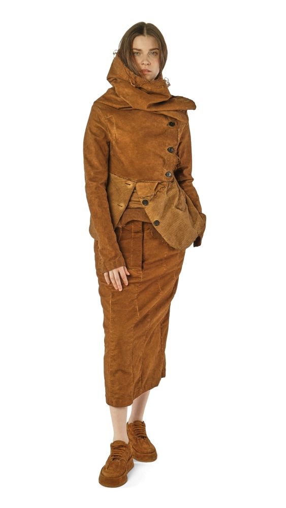 Frau trägt langes, braunes Suppenkleid mit Kapuze und Stiefeln, elegant und lässig.