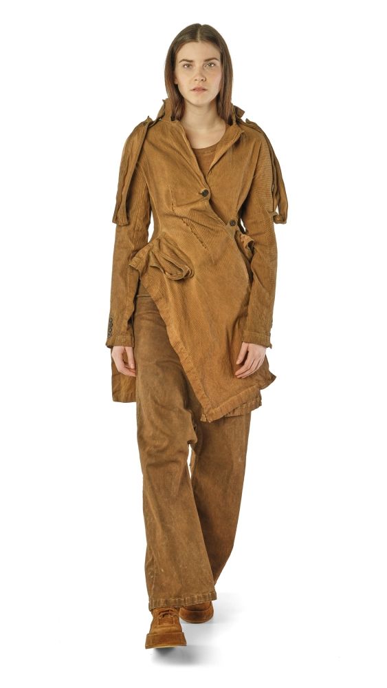 Person trägt beigefarbenes, weites Overall-Kleid mit asymmetrischen Ärmeln und Gürtel.