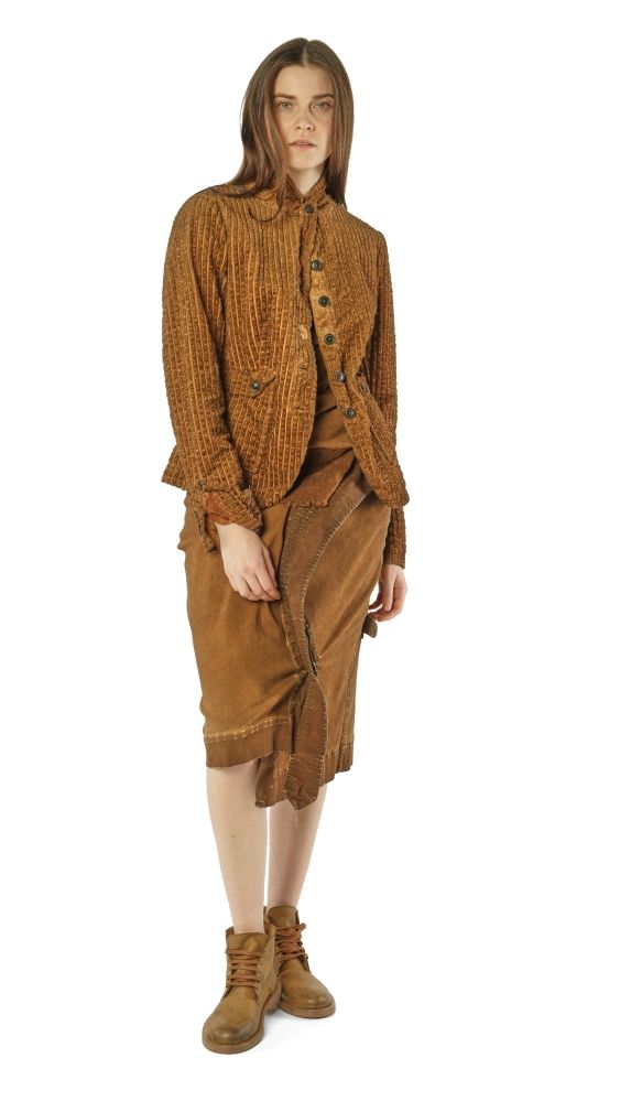 Frau trägt braunen oversize Strickblazer mit weitem Rock und robusten Stiefeln.