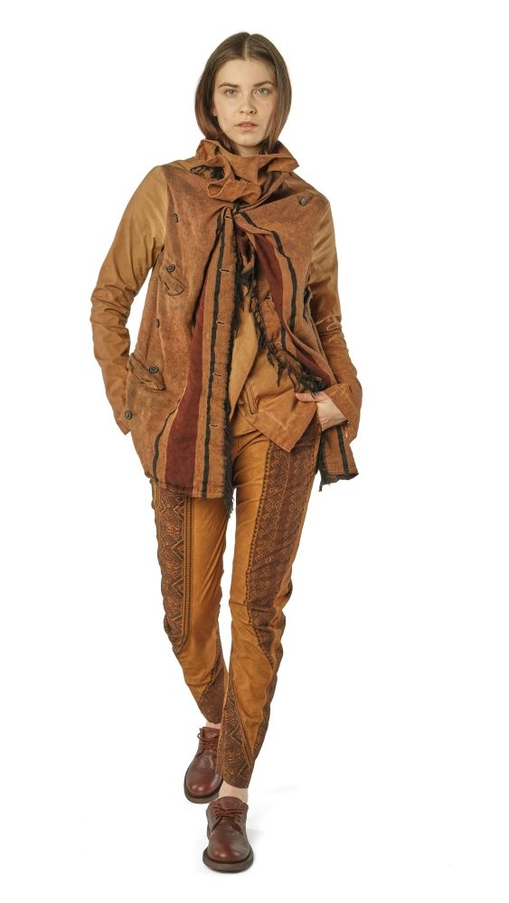 Frau trägt stylische, braune Lederkombi mit Schal und Anzugjacke, elegant und lässig.
