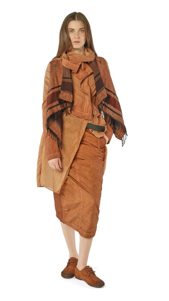 Frau trägt rustikales, langes braunes Wickelkleid mit Fransenschal und braunen Stiefeletten.