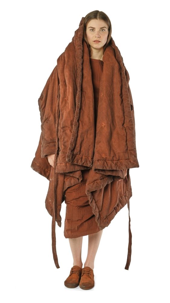 Person trägt altmodisches, braunes, langes Gewand mit Kapuze und Sandalen.