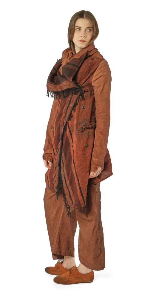 Person trägt oversized braunen Mantel mit Schal und beigen Schuhen, elegant-lässiger Stil.