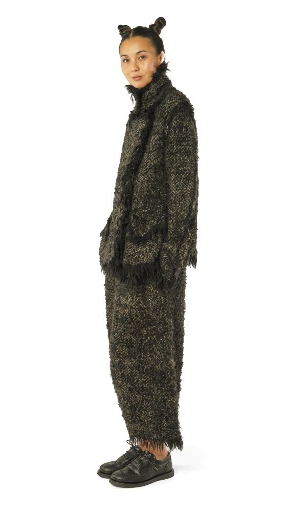 Person trägt schlichtes, langes, pelziges Kostüm mit Ohrenaufsatz und schwarzen Stiefeln.