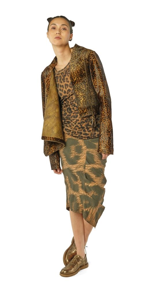 Person trägt leopardgedrucktes Langarmhemd und -kleid mit asymmetrischem Schnitt, beige Schuhe.