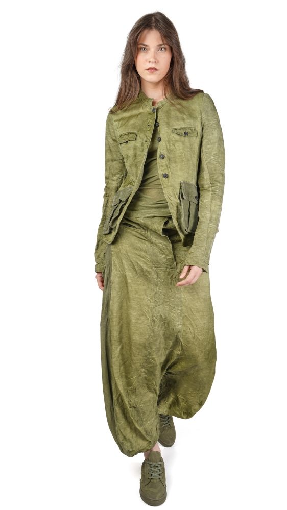 Frau trägt olivgrünes oversized Jacken-Kleid-Kombi mit weitem Schnitt und robusten Stiefeln.