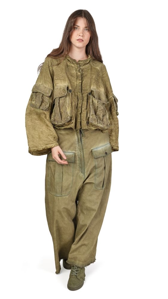 Vintage-Militäroverall in olivgrün, einteilig mit Kapuze und Taschen, getragen von einer Person.