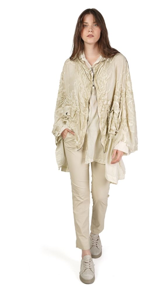 Frau trägt oversized cremefarbenen Blouson mit weitem Schnitt und beige Hose, lässiger Look.