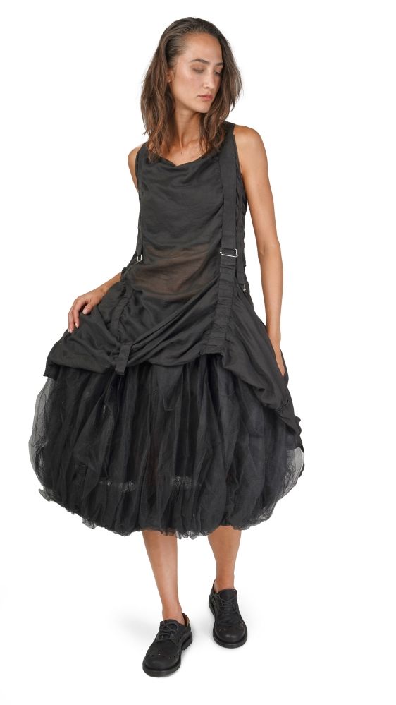 Schwarzes, elegantes Kleid mit durchsichtigen Volant-Röcken und Gürtel, kombiniert mit schwarzen Stiefeln.
