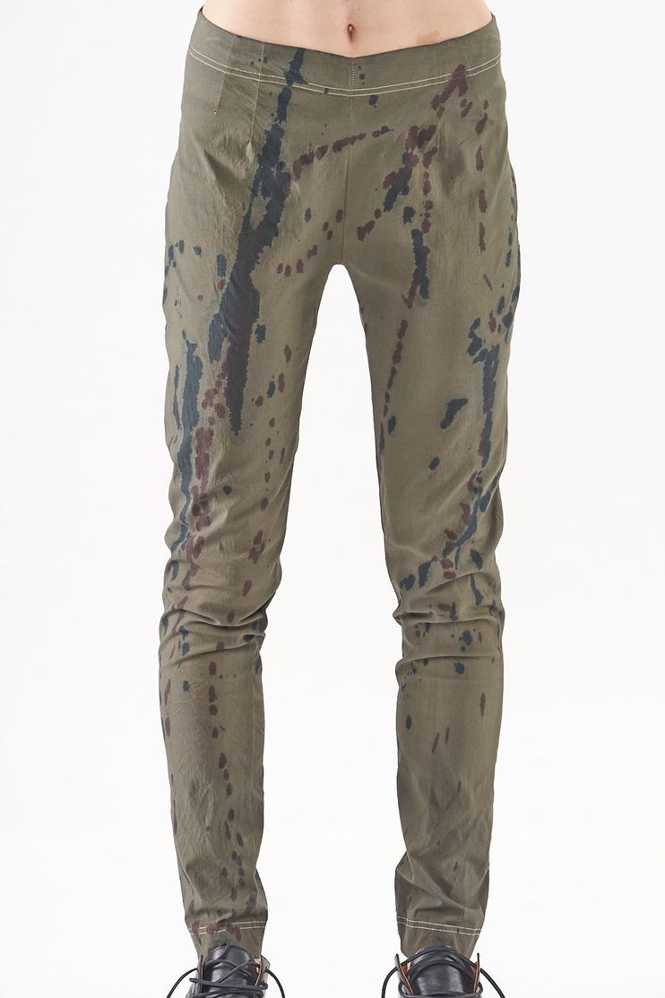 handbemalte und schmale woll-stretch-hose mit angeschittenem, elastischen bund